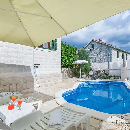Villa Holiday Home Zvecanje * Zvecanje