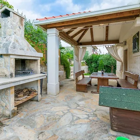 Villa Holiday Home Zvecanje
